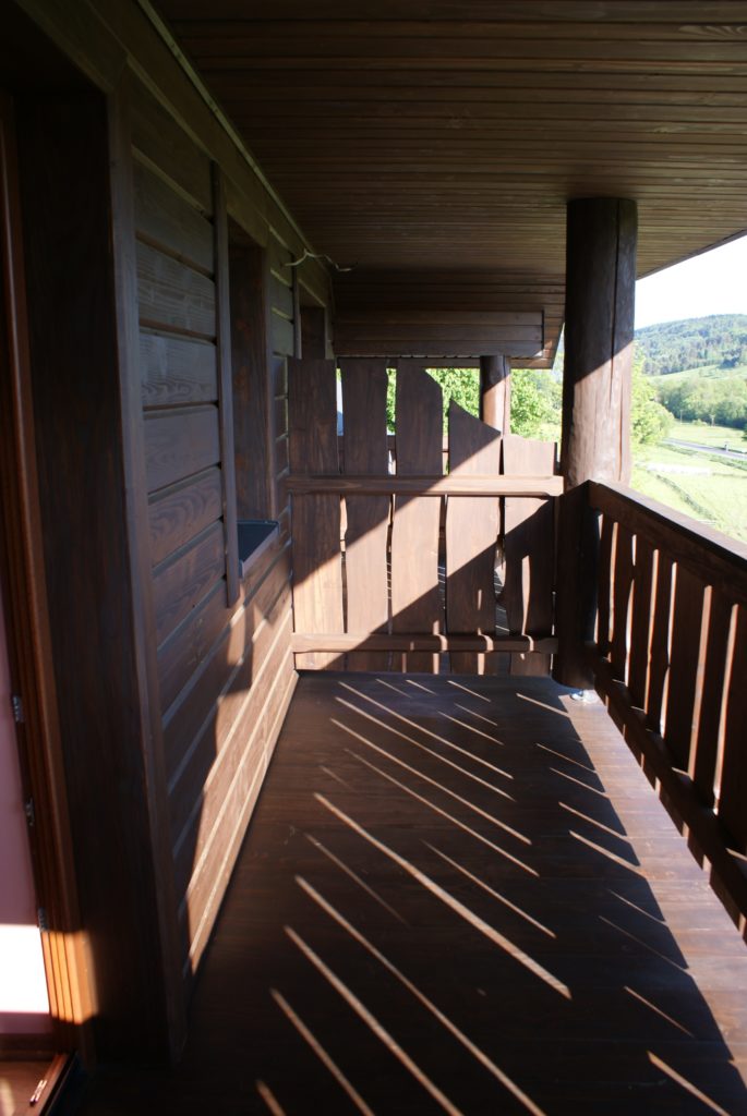 Dom Na Skale Rabe Balkon na Żuków 685x1024 - Dom Na Skale Rabe