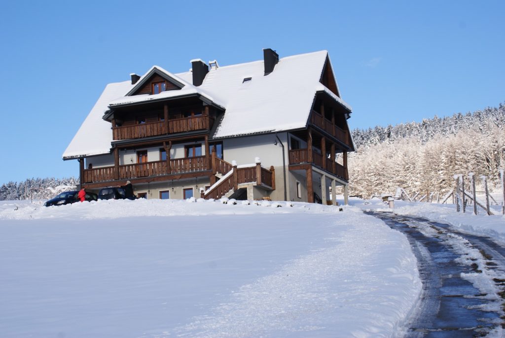 Dom Na Skale ZIma 1024x685 - Pensjonat Agroturystyka
